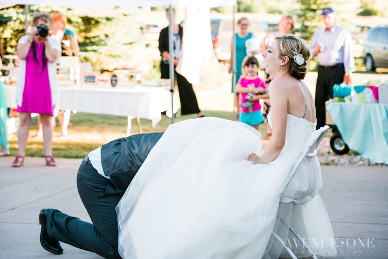 groom taking off garter