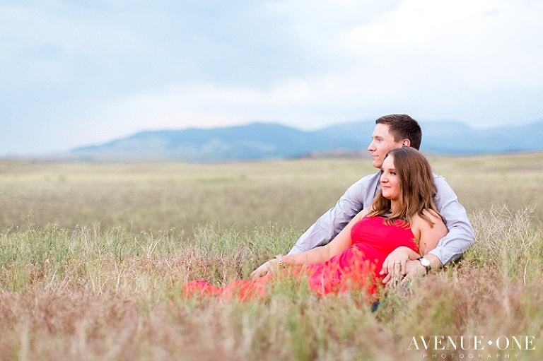 Bozeman-MT-Engagement-Session-pictures-in-field
