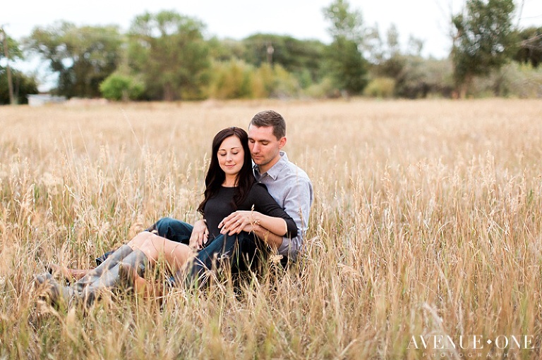 engagement-photos-in-a-field